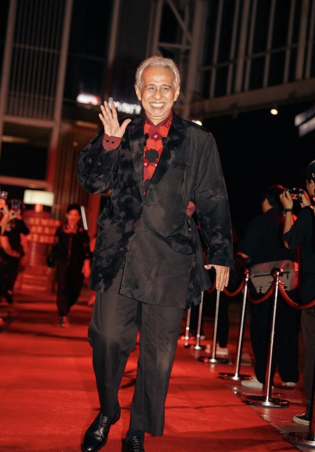 Arswendy Bening Swara menunjukkan sisi stylish-nya dalam balutan setelan kontemporer dari Studio Moral.  (Foto: Instagram)