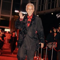 Arswendy Bening Swara menunjukkan sisi stylish-nya dalam balutan setelan kontemporer dari Studio Moral.  (Foto: Instagram)