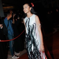 Terusan putih Aesthetic Pleasure yang dihiasi corak abstrak hitam menemani penampilan Widuri Puteri. Anak Widi Mulia dan Dwi Sasono ini melengkapi gayanya dengan tas beading merah yang unik. (Foto: Instagram)