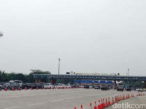 Arus Mudik di Gerbang Tol Cikatama Lancar Jelang Siang Ini