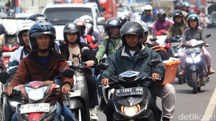 H-4 Lebaran jalur alteri Cibiru-Cileunyi yang berada di perbatasan Kota Bandung dan Kabupaten Bandung mulai dipadati pemudik dengan menggunakan sepeda motor.