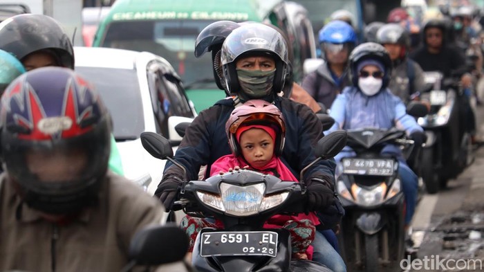 H-4 Lebaran jalur alteri Cibiru-Cileunyi yang berada di perbatasan Kota Bandung dan Kabupaten Bandung mulai dipadati pemudik dengan menggunakan sepeda motor.