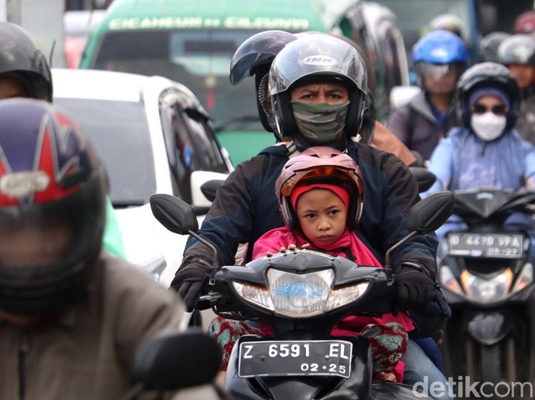 Potret Pemudik Bermotor Mudik ke Arah Timur Bandung