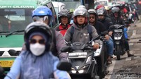 Meski didominasi kendaraan roda dua tak jarang kendaraan roda empat melintas ke jalan ini. (Foto: Wisma Putra/detikJabar)