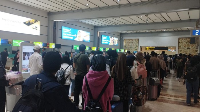 Pemudik mulai memadati Bandara Soekarno-Hatta, Tangerang, Sabtu (6/4/2023). Penumpang terlihat memadati lokasi check-in atau pelaporan penumpang berbagai maskapai pada H-4 Mudik Lebaran 2024.