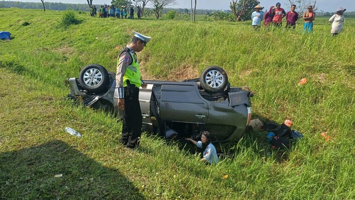 innova terguling kecelakaan di tol ngawi