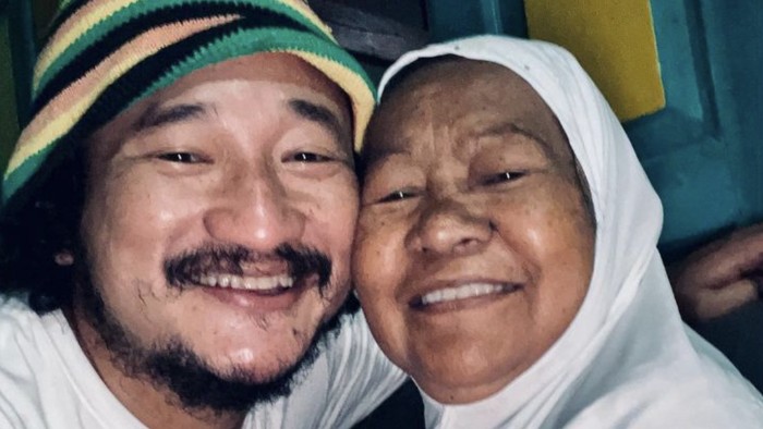 Isa Bajaj dan mendiang ibunda