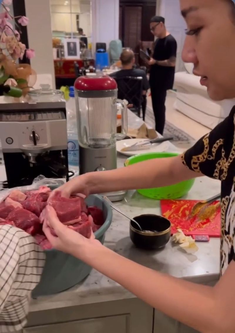 Jago Masak, BCL Bikin 18 Kg Rendang untuk Lebaran Tahun Ini!
