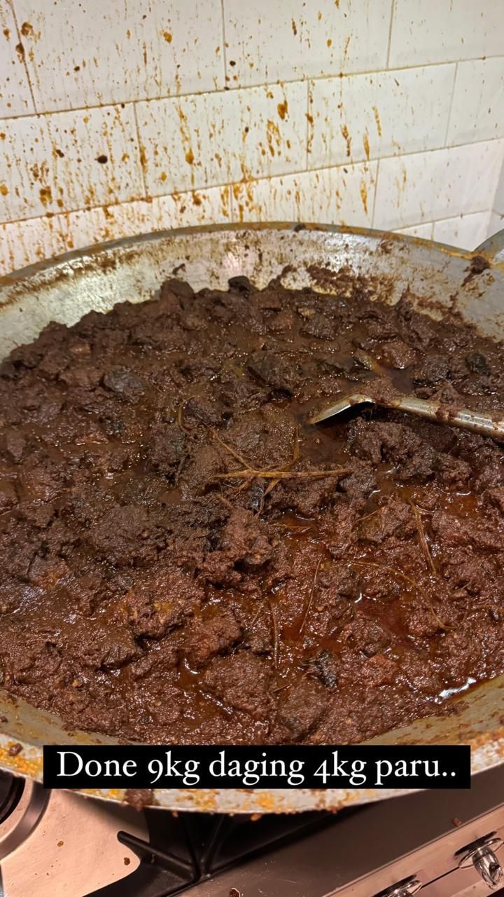 Jago Masak, BCL Bikin 18 Kg Rendang untuk Lebaran Tahun Ini!