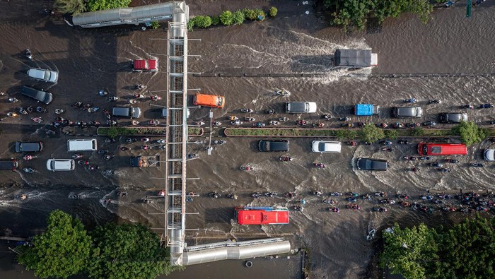 Jalur utama mudik pantura Semarang terendam banjir Foto udara kendaraan bermotor terjebak kemacetan karena banjir menggenangi jalur utama pantura Semarang-Surabaya di Jalan Kaligawe Raya, Kota Semarang, Jawa Tengah, Sabtu (6/4/2024). Pada H-4 Lebaran atau Sabtu (6/4), jalan utama pemudik yang melalui jalur tersebut dari barat atau wilayah Jawa barat dan DKI Jakarta menuju ke arah timur atau wilayah Demak, Pati, Kudus, Jepara hingga Surabaya maupun sebaliknya tergenang banjir setinggi sekitar 10-30 cm karena intensitas hujan tinggi pada Jumat (5/4) malam sehingga menyebabkan ketersendatan arus lalu lintas. ANTARA FOTO/Aji Styawan/nz.