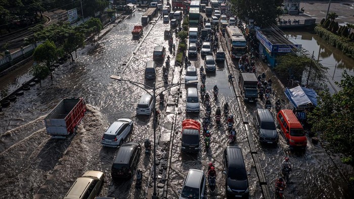 Jalur utama mudik pantura Semarang terendam banjir Foto udara kendaraan bermotor terjebak kemacetan karena banjir menggenangi jalur utama pantura Semarang-Surabaya di Jalan Kaligawe Raya, Kota Semarang, Jawa Tengah, Sabtu (6/4/2024). Pada H-4 Lebaran atau Sabtu (6/4), jalan utama pemudik yang melalui jalur tersebut dari barat atau wilayah Jawa barat dan DKI Jakarta menuju ke arah timur atau wilayah Demak, Pati, Kudus, Jepara hingga Surabaya maupun sebaliknya tergenang banjir setinggi sekitar 10-30 cm karena intensitas hujan tinggi pada Jumat (5/4) malam sehingga menyebabkan ketersendatan arus lalu lintas. ANTARA FOTO/Aji Styawan/nz.