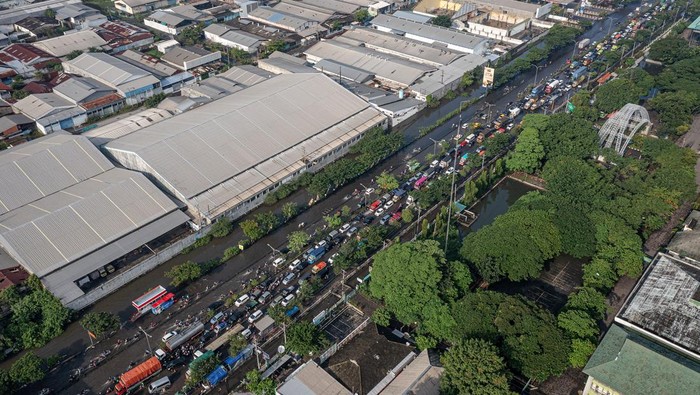 Jalur utama mudik pantura Semarang terendam banjir Foto udara kendaraan bermotor terjebak kemacetan karena banjir menggenangi jalur utama pantura Semarang-Surabaya di Jalan Kaligawe Raya, Kota Semarang, Jawa Tengah, Sabtu (6/4/2024). Pada H-4 Lebaran atau Sabtu (6/4), jalan utama pemudik yang melalui jalur tersebut dari barat atau wilayah Jawa barat dan DKI Jakarta menuju ke arah timur atau wilayah Demak, Pati, Kudus, Jepara hingga Surabaya maupun sebaliknya tergenang banjir setinggi sekitar 10-30 cm karena intensitas hujan tinggi pada Jumat (5/4) malam sehingga menyebabkan ketersendatan arus lalu lintas. ANTARA FOTO/Aji Styawan/nz.