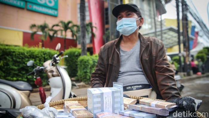 Jasa Penukaran Uang Lebaran Marak di Pinggir Jalan Sejumlah orang penjual jasa penukaran uang tampak terlihat di kawasan Ciledug, Tangerang Kota, Sabtu (6/4/2024). Beberapa hari jelang Idul Fitri banyak masyarkat yang membutuhkan jasa penukaran uang. Grandyos Zafna/detikcom