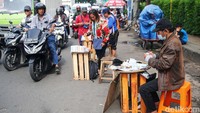 Para penyedia jasa penukaran uang itu bermunculan sejak 2 minggu lalu.  