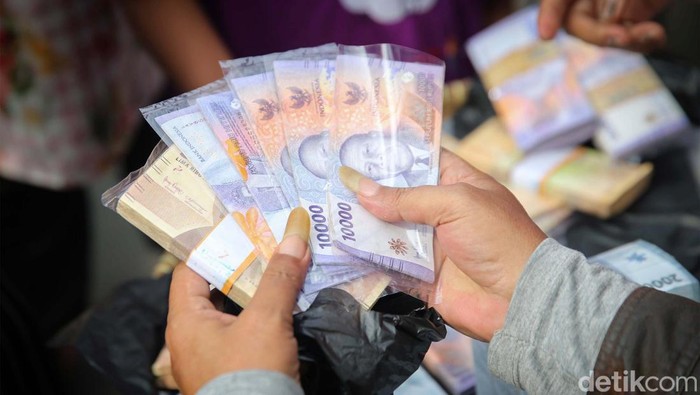 Sejumlah orang penjual jasa penukaran uang tampak terlihat di kawasan Ciledug, Tangerang Kota, Sabtu (6/4/2024). Beberapa hari jelang Idul Fitri banyak masyarkat yang membutuhkan jasa penukaran uang. Grandyos Zafna/detikcom