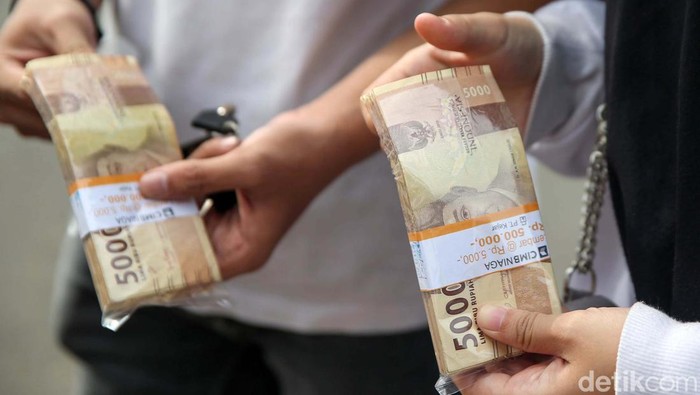 Sejumlah orang penjual jasa penukaran uang tampak terlihat di kawasan Ciledug, Tangerang Kota, Sabtu (6/4/2024). Beberapa hari jelang Idul Fitri banyak masyarkat yang membutuhkan jasa penukaran uang. Grandyos Zafna/detikcom