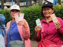 Jasa Penukaran Uang Lebaran Marak di Pinggir Jalan