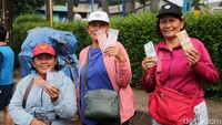 Para penyedia jasa penukaran uang terlihat berjejer di pinggir jalan kawasan Ciledug, Kota Tangerang, Banten, Sabtu (6/4/2024).