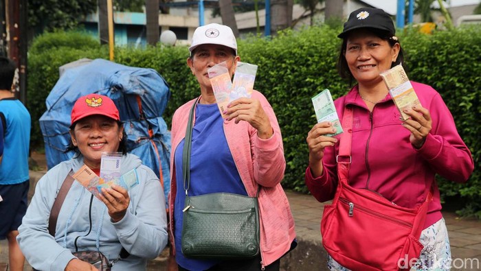 Sejumlah orang penjual jasa penukaran uang tampak terlihat di kawasan Ciledug, Tangerang Kota, Sabtu (6/4/2024). Beberapa hari jelang Idul Fitri banyak masyarkat yang membutuhkan jasa penukaran uang. Grandyos Zafna/detikcom