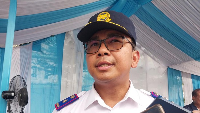 Kadishub Sumut Agustinus saat diwawancarai di Terminal Amplas Medan. (Finta Rahyuni/detikSumut )