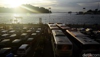 Kendaraan pemudik itu sedang antre untuk memasuki kapal feri. 