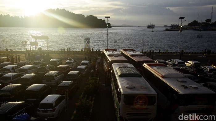 Pelabuhan Merak dipadati pemudik sejak Jumat (5/4/2024) malam. Bahkan hingga sore ini saat matahari terbenam di ufuk barat, kepadatan pemudik masih terlihat di pelabuhan tersebut.