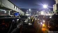 Menurut pemudik, mereka sudah mengantre sekitar 3 hingga 4 jam untuk masuk kapal penyeberangan. 