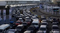 Antrean kendaraan mengular panjang sore tadi. 