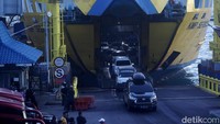 Kondisi dermaga pelabuhan dipadati mobil pribadi yang hendak menyeberang ke Sumatera. 