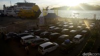 Kendaraan pemudik memadati Pelabuhan Merak, Banten, Sabtu (6/4/2024).