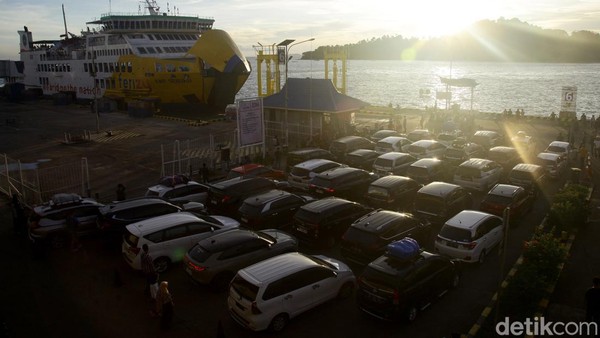 Kala Senja Jadi Saksi Bisu Kepadatan Pemudik di Merak