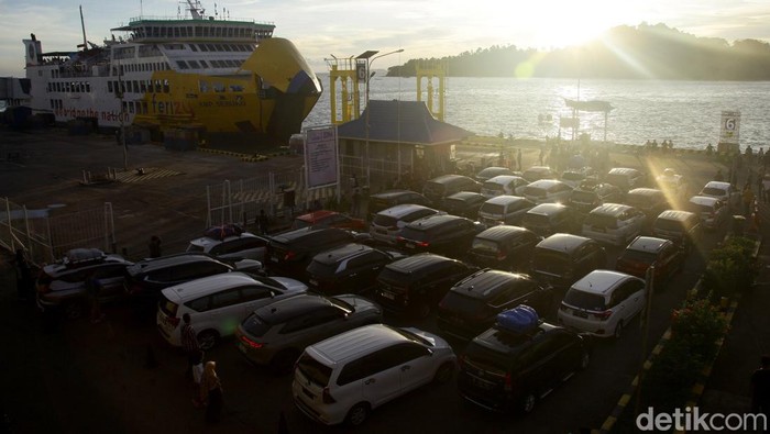 Kala Senja Jadi Saksi Bisu Kepadatan Pemudik di Merak Pelabuhan Merak dipadati pemudik sejak Jumat (5/4/2024) malam. Bahkan hingga sore ini saat matahari terbenam di ufuk barat, kepadatan pemudik masih terlihat di pelabuhan tersebut.