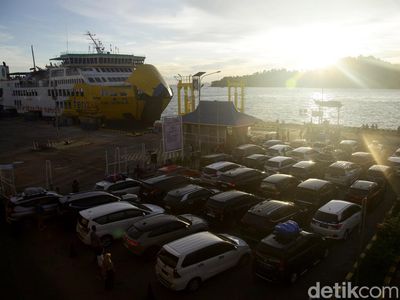Kala Senja Jadi Saksi Bisu Kepadatan Pemudik di Merak