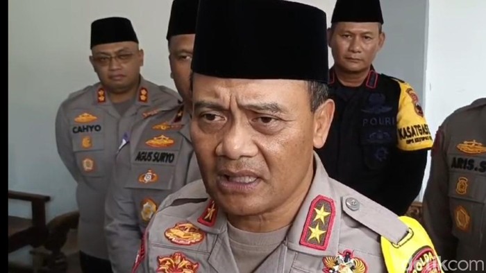 Kapolda Jawa Tengah Irjen Ahmad Luthfi di kediaman Habib Luthfi di Kota Pekalongan, Sabtu (6/4/2024).
