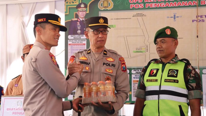 Kapolres Batu AKBP Oskar Saymsuddin melakukan peninjauan pos pengamanan dan pos pelayanan