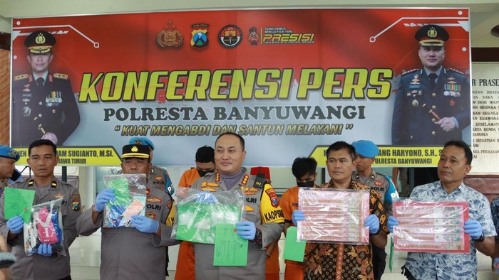 Kapolresta Banyuwangi Kombes Nanang Haryono memamerkan barang bukti ungkap kasus narkoba