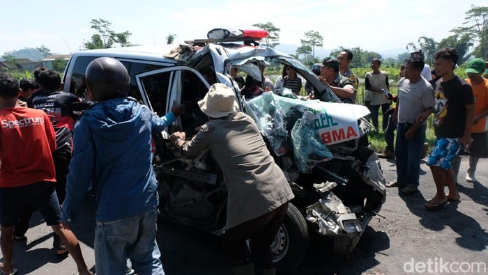 Kecelakaan mobil ambulans vs bus di Temanggung, Sabtu (6/4/2024).