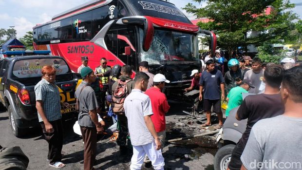 Kecelakaan mobil ambulans vs bus di Temanggung, Sabtu (6/4/2024).