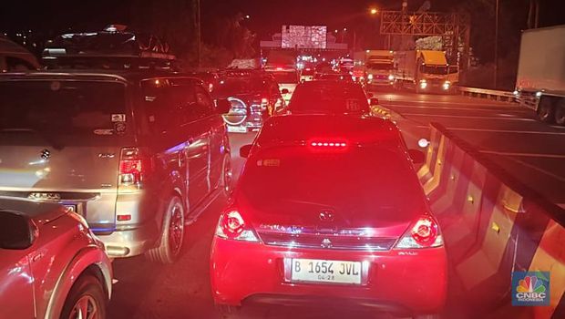 Kemacetan di KM 95 Tol Tangerang-Merak KM 95. (CNBC Indonesia/Sefti Oktarianisa) Kemacetan di KM 95 Tol Tangerang-Merak KM 95. (CNBC Indonesia/Sefti Oktarianisa)