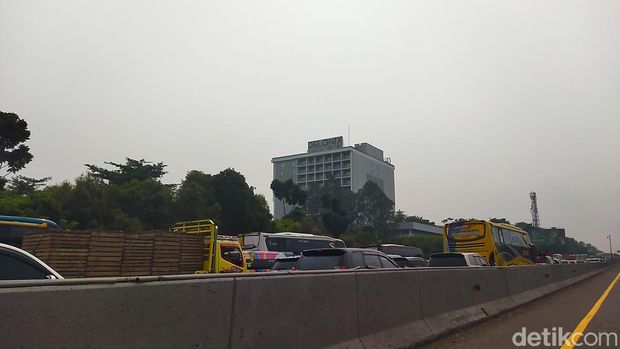 Kepadatan kendaraan terjadi di sejumlah titik di Tol Jakarta-Cikampek (Japek) pada H-4 Lebaran pagi ini. Foto: Fadil/detikcom