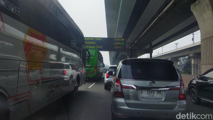 Kepadatan kendaraan terjadi di sejumlah titik di Tol Jakarta-Cikampek (Japek) pada H-4 Lebaran pagi ini. Foto: Fadil/detikcom