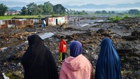 Warga hanya bisa memandangi rumahnya yang telah hanyut terseret lahar dingin Marapi. 