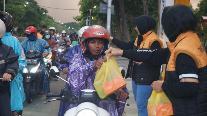 Komunitas Polisi Baik bagikan takjil ke pengendara di Jalan Frontage A Yani, Surabaya