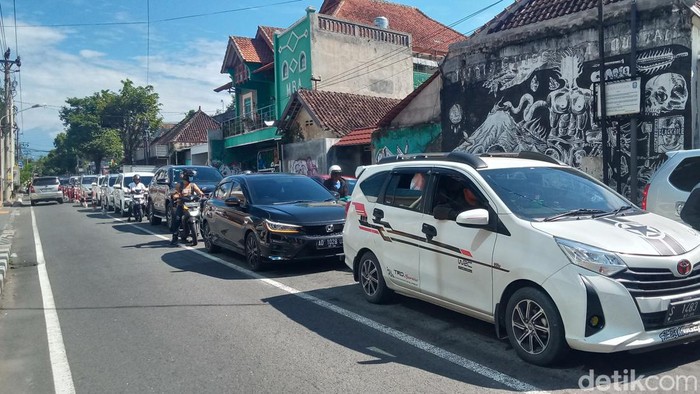 Kondisi arus lalu lintas di simpang empat Bareng Jalan Pemuda, Klaten, Jumat (5/4/2024).