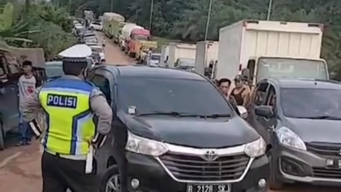 Kondisi lalin di Jalinsum Palembang-Betung masih padat merayap