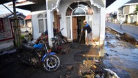Motor pun juga jadi korban banjir lahar dingin Marapi.
