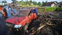 Sebagian warga telah membersihkan mobilnya yang terseret banjir lahar dingin Marapi.