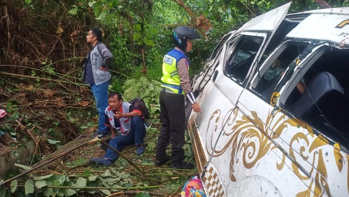 Kondisi mobil penumpang yang terjun ke jurang di Madina (Dok. Polres Madina)