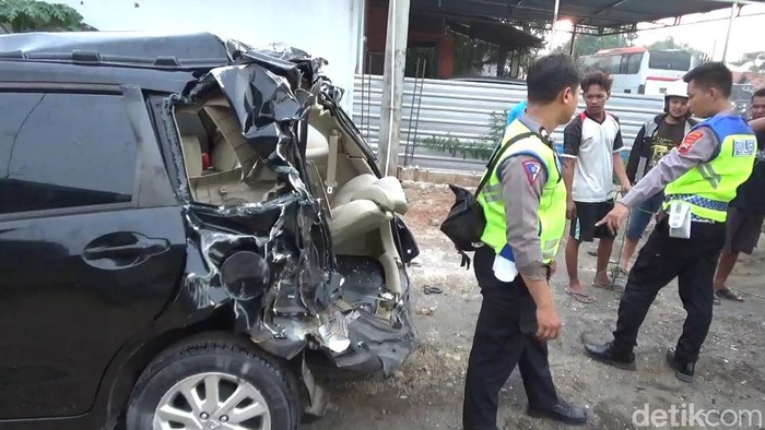 Kondisi salah satu mobil yang terlibat kecelakaan beruntun di jalur Pantura, wilayah Ambuwetan, Kecamatan Ulujami, Kabupaten Pemalang, Sabtu (6/4/2024) sore.