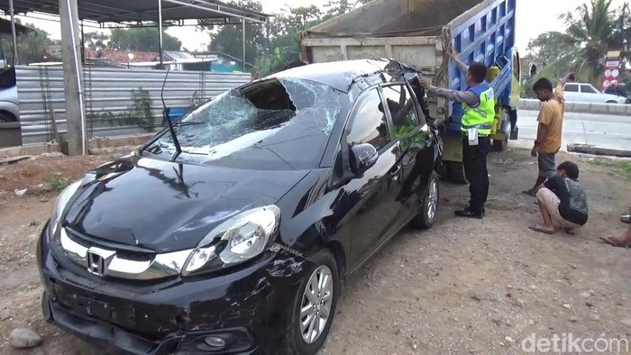 Kondisi salah satu mobil yang terlibat kecelakaan beruntun di jalur Pantura, wilayah Ambuwetan, Kecamatan Ulujami, Kabupaten Pemalang, Sabtu (6/4/2024) sore.